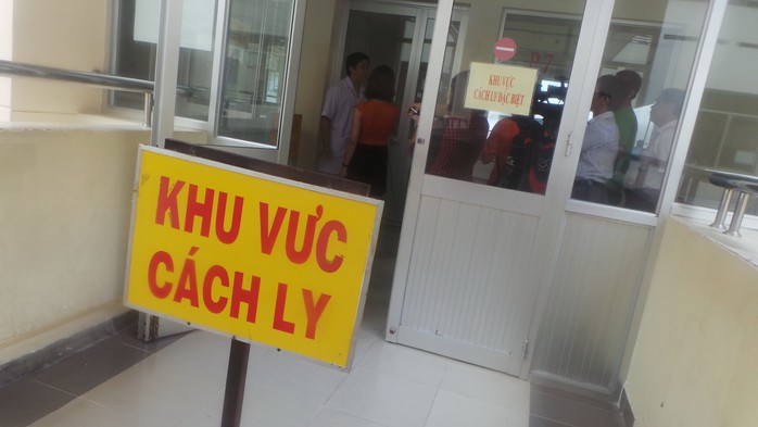 Hai người đến từ vùng dịch Ebola được cách ly qua nhiều lớp.