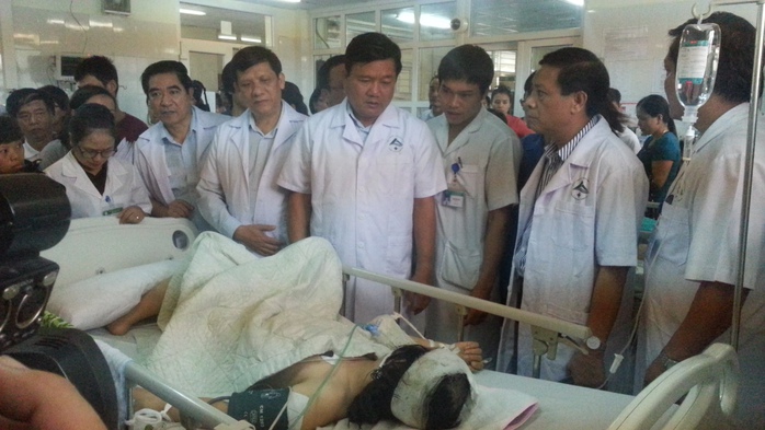 Bộ trưởng Đinh La Thăng thăm hỏi nạn nhân vụ tai nạn - ảnh: Văn Duẩn