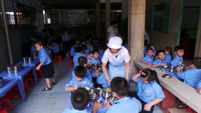 Học sinh trường Nguyễn Khuyến trong giờ ăn.