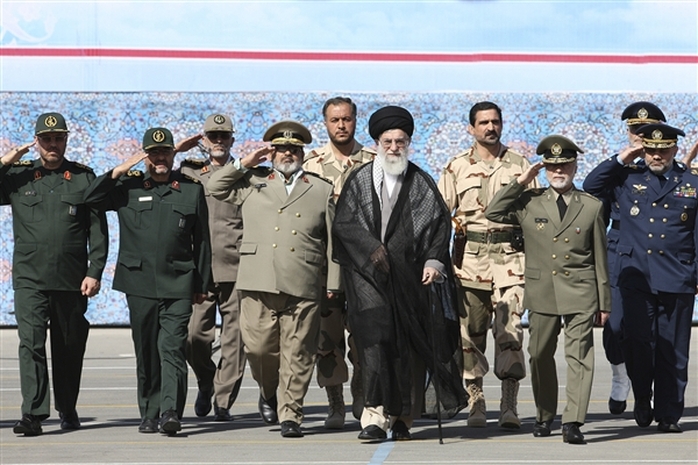 Lãnh tụ tối cao Ayatollah Ali Khamenei (giữa) dự một buổi lễ tốt nghiệp của học viên quân đội ở thủ đô Tehran ngày 5-10-2013. Ảnh: AP