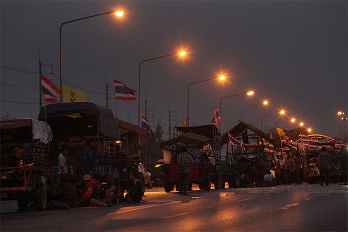 Nông dân từ miền Trung nghỉ qua đêm 20-2 trên đường cao tốc Châu Á tại tỉnh Ayutthaya. Ảnh: Bangkok Post