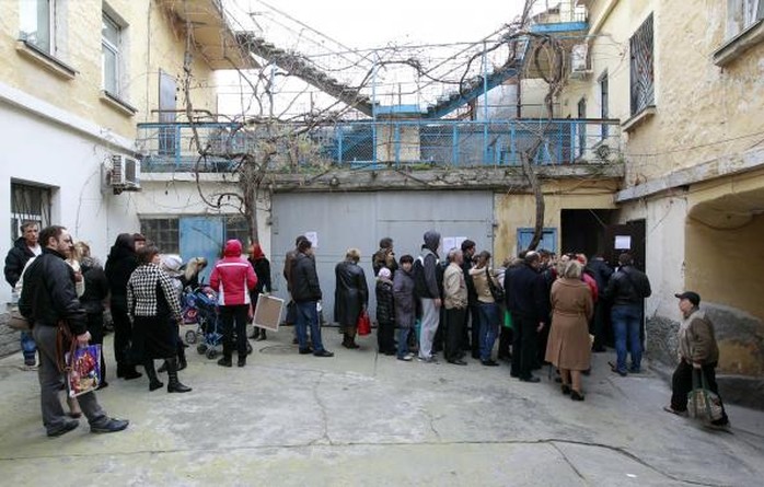 Người dân ở Sevastopol xếp hàng chờ lấy hộ chiếu Nga. Ảnh: Reuters
