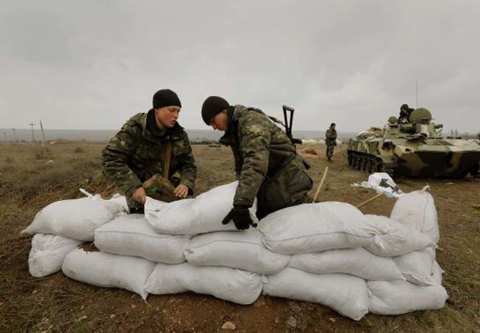 Binh lính Ukraine dựng rào chắn gần biên giới Nga ở vùng Don ngày 20-3. Ảnh: Reuter