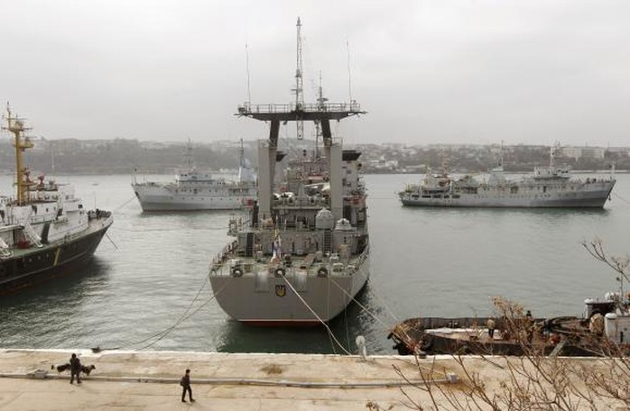Tàu Slavutich của Ukraine (giữa) bị 2 tàu Nga kẹp chặt ở cảng Sevastopol ngày 20-3. Ảnh: Reuters