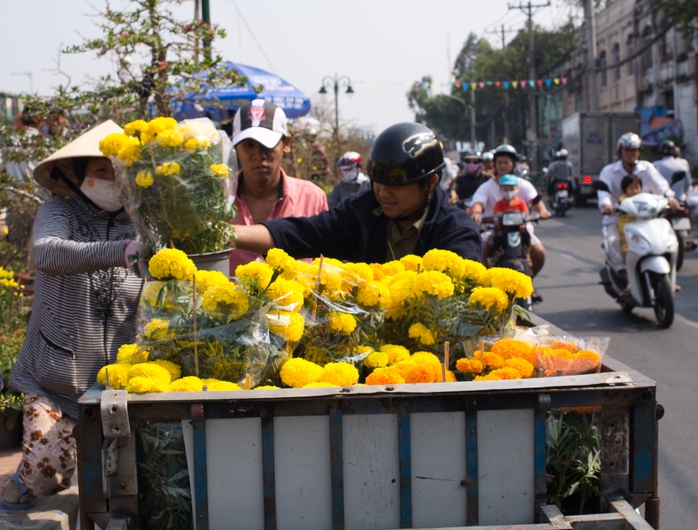 Nhiều người buôn bán nhỏ lẻ đến khu vực này để lấy hàng về bán, kiếm chút tiền lời đón xuân.