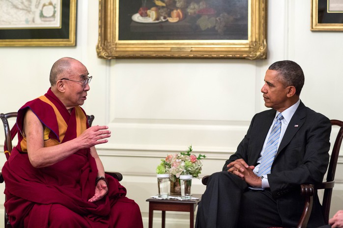 Tổng thống Mỹ Barack Obama (phải) gặp gỡ Đạt Lai Lạt Ma tại phòng Bản đồ ngày 21-2. Ảnh: White House