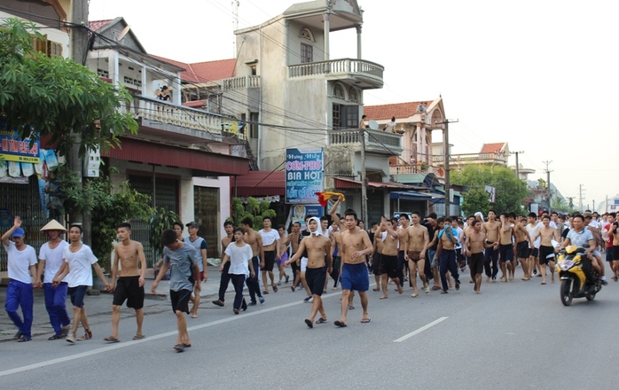 Hàng trăm học viên cai nghiện sau khi bỏ trốn, cởi trần đi về TP Hải Phòng