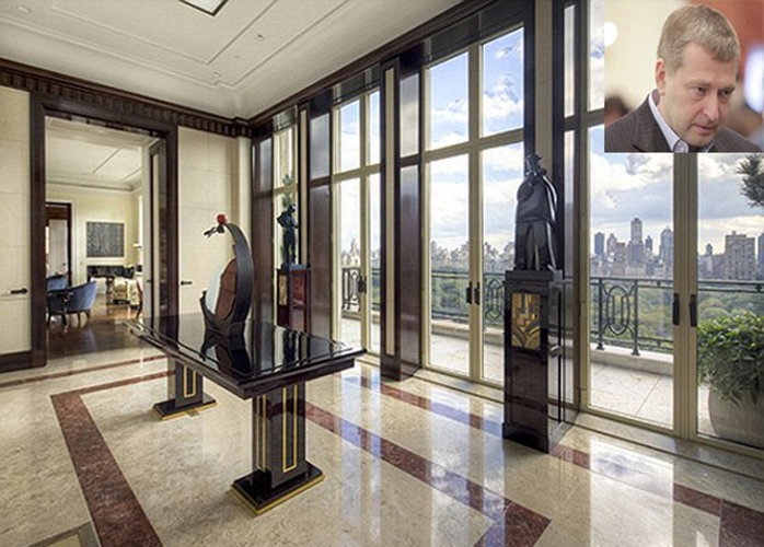 Tài phiệt Dmitry Rybolovlev (ảnh nhỏ) mua căn hộ penthouse có 10 phòng ngủ, rộng hơn 600 m2 với tầm nhìn mở rộng ra công viên trung tâm của New York. Ảnh: tmnsky.com