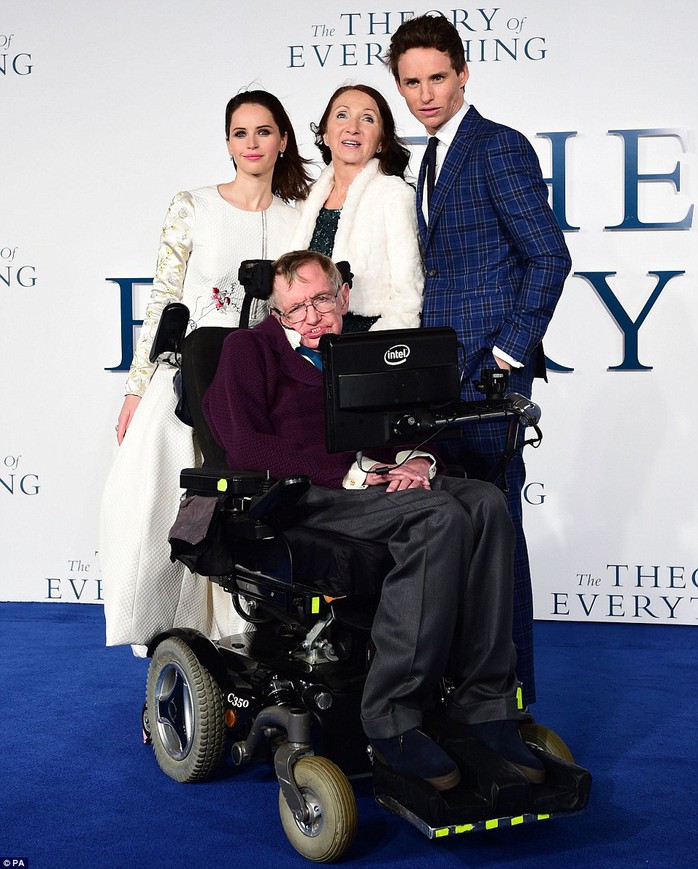 Stephen Hawking cùng vợ đầu tiên và hai diễn viên chính trong phim đời mình