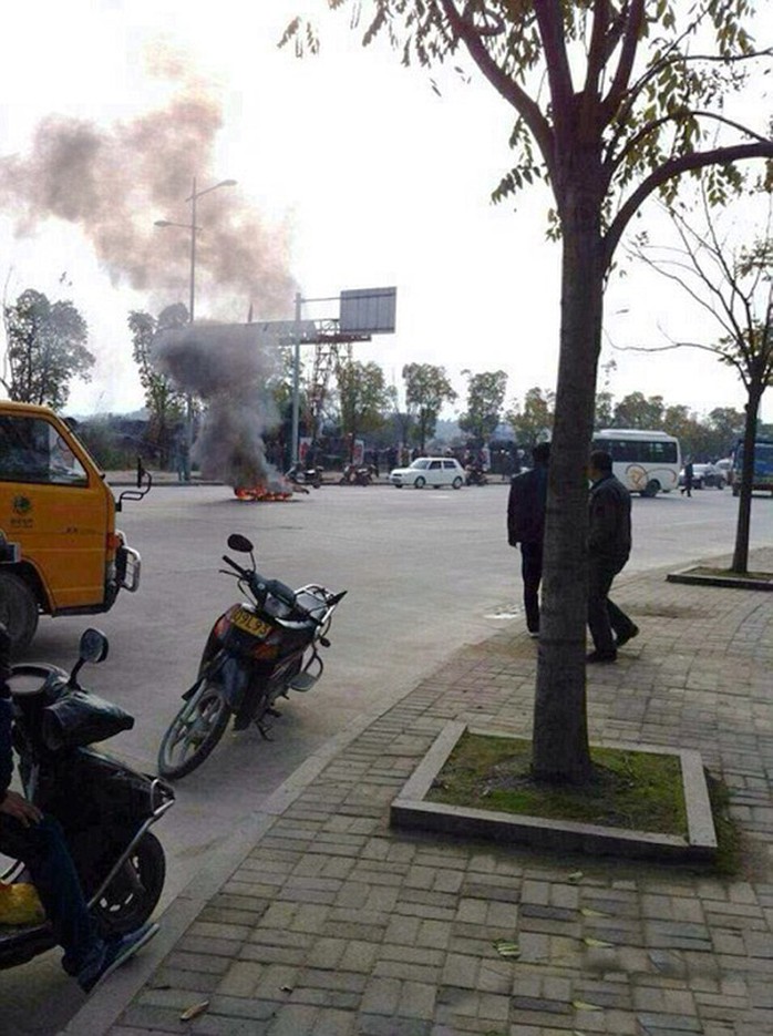 Chiếc xe bốc cháy dữ dội