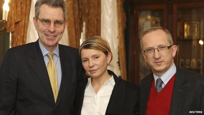 Cựu Thủ tướng Yulia Tymoshenko gặp gỡ Đại sứ Mỹ tại Ukraine Geoffrey Pyatt (trái) và đặc sứ EU Jan Tombinski hôm 23-2. Ảnh: Reuters