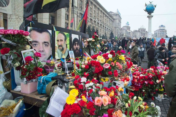 Người dân tưởng nhớ những nạn nhân thiệt mạng vì bạo lực ở Kiev ngày 23-2. Ảnh: Reuters