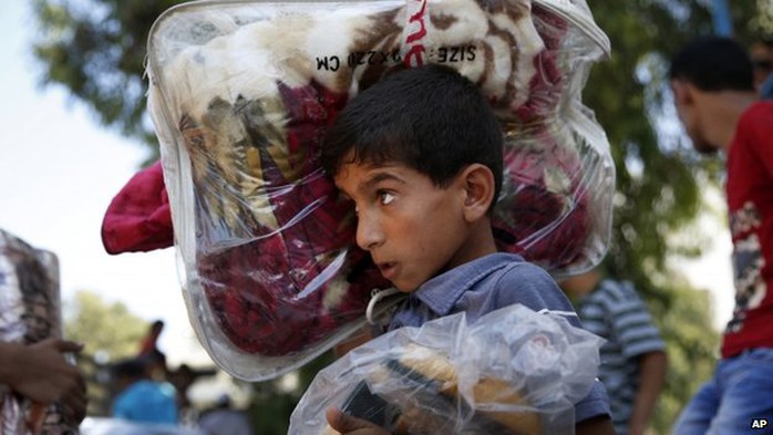 Trẻ em Palestine ở Gaza phải bỏ nhà đến các trại tị nạn của Liên Hiệp Quốc. Ảnh: AP