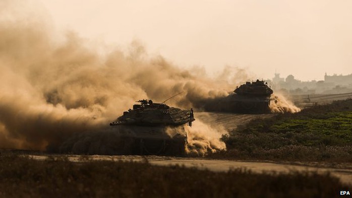 Xe tăng Israel tấn công Gaza. Ảnh: EPA