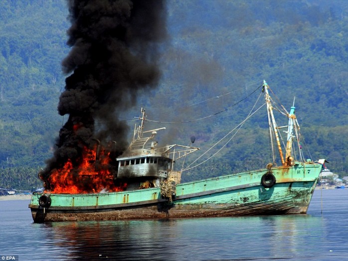 Indonesia phá hủy tàu nước ngoài đánh bắt trái phép. Ảnh: EPA