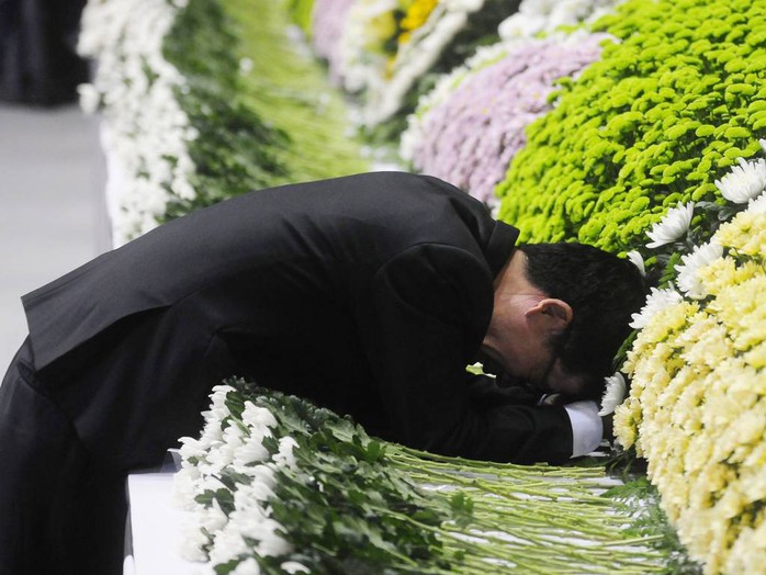 Cha một học sinh thiệt mạng trên tàu Sewol đau đớn tại nơi tưởng niệm đặt ở TP Ansan. Ảnh: EPA