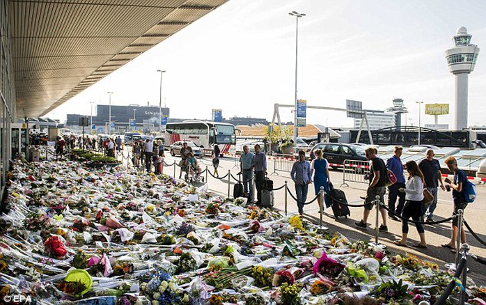 Biển hoa tưởng niệm nạn nhân trên chuyến MH17 tại sân bay Schiphol gần Amsterdam - Hà Lan. Ảnh: EPA