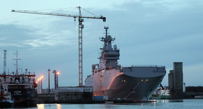 Tàu Vladivostok đang neo ở cảng Saint-Naraire ở miền Tây nước Pháp. Ảnh: AP
