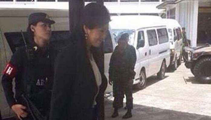 Ảnh độc quyền của Bangkok Post chụp thời điểm bà Yingluck bị bắt hôm 23-5. Ảnh: Bangkok Post