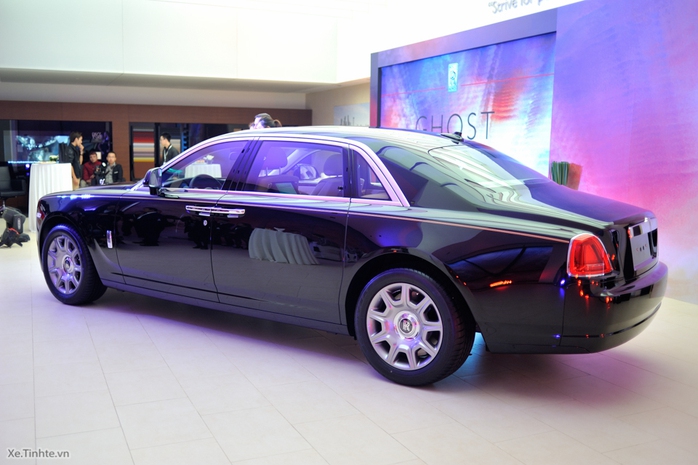 Phiên bản mà Rolls-Royce Motor Cars Hanoi vừa ra mắt ngày hôm nay là phiên bản trục cơ sở dài EWB ở mức 3.465 mm, dài hơn 170 mm so với phiên bản tiêu chuẩn, qua đó giúp khoang nội thất của xe rộng rãi hơn.