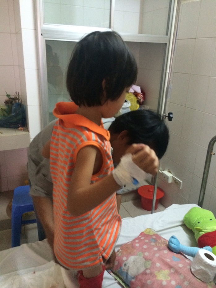 Sau khi bị yêu râu xanh xâm hại tình dục, cháu L.T.C (6 tuổi, phường Tân Phú) được đưa vào bệnh viện điều trị. Ảnh: C.T.V