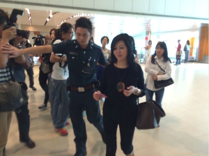 Người thân của hành khách đã có mặt tại sân bay Changi, Singapore để chờ tin. Ảnh: CNA