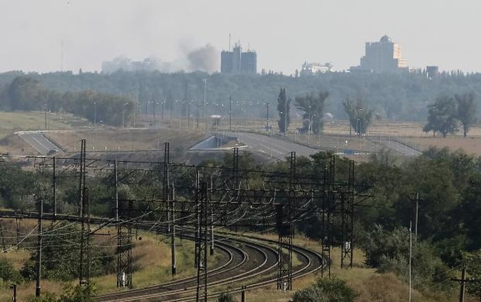 Khói bốc lên sau các cuộc pháo kích ở Donetsk hôm 27-8. Ảnh: REUTERS