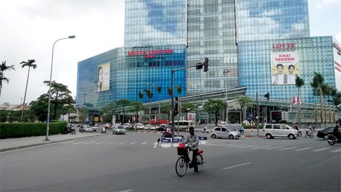 Lotte Mart Liễu Giai vẫn rất vắng vẻ sau hơn 2 tháng đi vào hoạt động Lotte Mart Liễu Giai vẫn rất vắng vẻ sau hơn 2 tháng đi vào hoạt động
