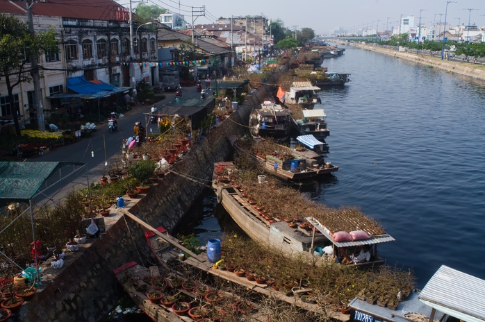 Hình ảnh trên bến dưới thuyền rất đỗi thân thương và quen thuộc của Sài Gòn mỗi độ xuân về.