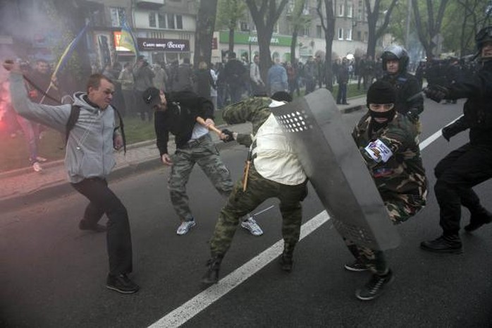 Người biểu tình ủng hộ Nga và ủng hộ Kiev đụng độ dữ dội ở Donetsk ngày 28-4. Ảnh: Reuters