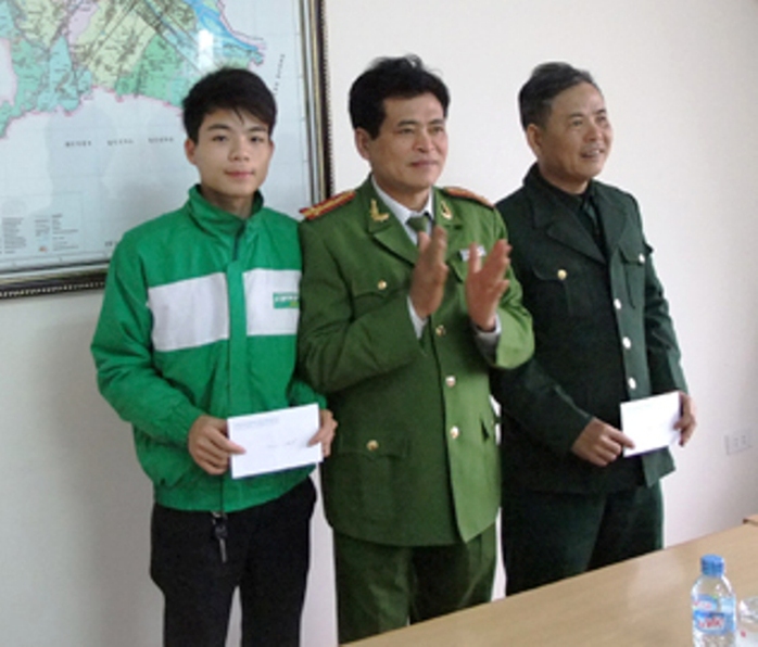 Tài xế taxi Nguyễn Minh Hoàng (bìa trái), từ chối hối lộ 10 triệu đồng của tên siêu trộm được lãnh đạo công an TP Thanh Hóa trao thưởng.