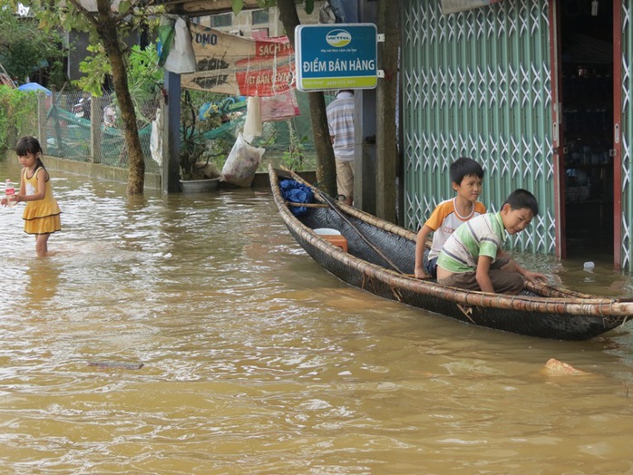Nước ngập tại huyện Quảng Điền, người dân đi lại bằng ghe thuyền. Ảnh Quang Nhật