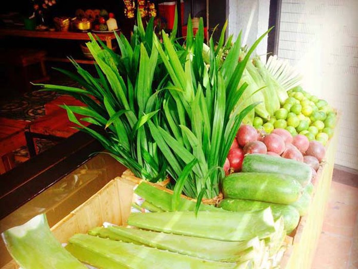 Đồ uống được làm từ các loại trái cây, đậu, sa kê, nha đam nguyên chất, tất cả đều được nấu với đường phèn, không có phẩm màu Đồ uống được làm từ các loại trái cây, đậu, sa kê, nha đam nguyên chất, tất cả đều được nấu với đường phèn, không có phẩm màu