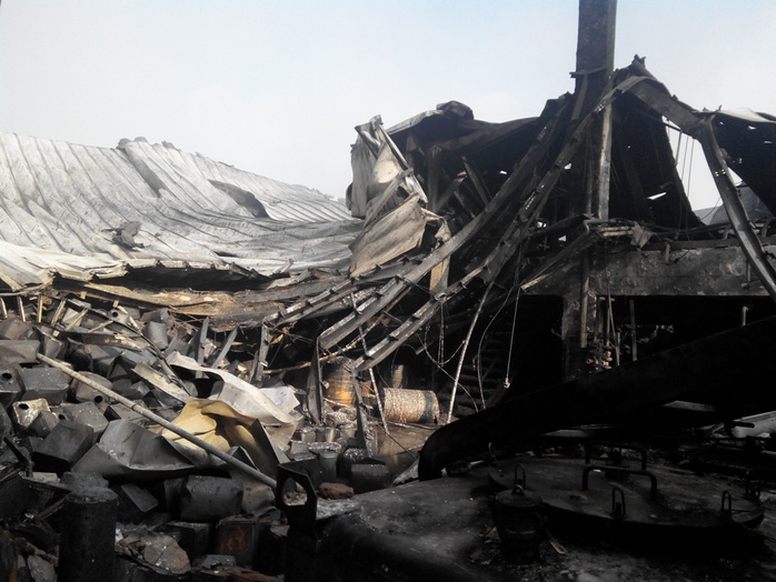 Hàng ngàn thùng hóa chất sản xuất mực in phát nổ trong vụ hỏa hoạn
