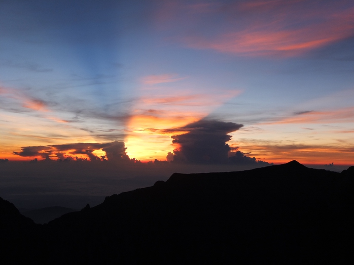 Tia nắng mặt trời lóe lên trên đỉnh Kinabalu