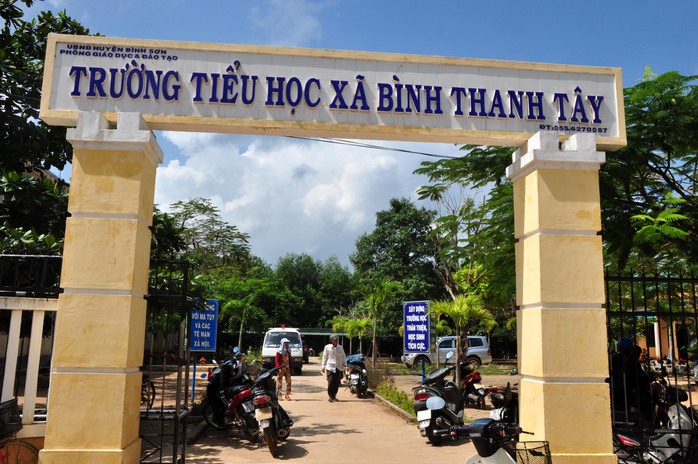 Các xe cứu thương túc trực tại Trường Tiểu học Bình Thanh Tây đề phòng bất trắc xảy ra