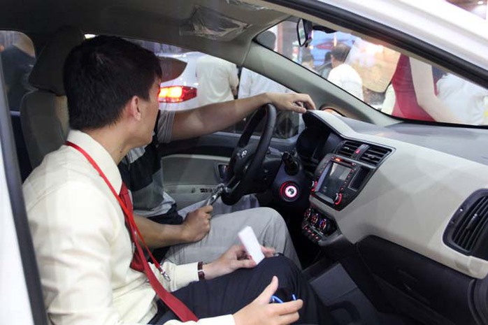 Rondo còn có thế mạnh với đầy đủ các hệ thống an toàn chủ động và thụ động, chống bó cứng phanh ABS, hỗ trợ phanh khẩn cấp BA, phân bổ lực phanh điện tử EBD, cân bằng điện tử ESP, ổn định thân xe VSM, hỗ trợ khởi hành ngang dốc HAC, camera, cảm biến lùi...