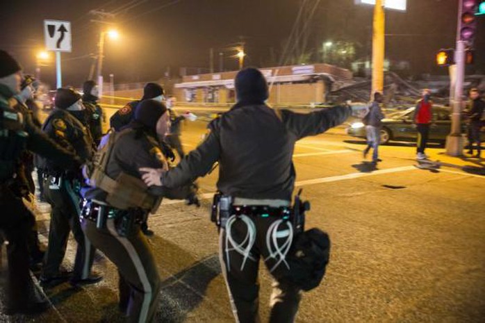 Cảnh sát trang bị súng dẹp loạn ở Ferguson. Ảnh: Reuters