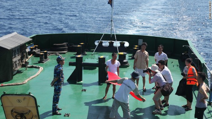 Một nhóm khoảng 40 phóng viên trong và ngoài nước có mặt trên tàu cảnh sát biển Việt Nam để ghi hình.