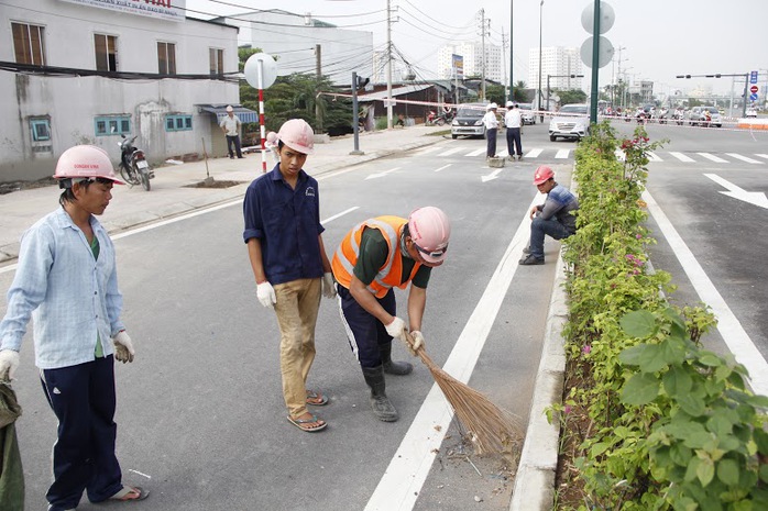 Công nhân đang làm những bước cuối cùng trước giờ thông xe.