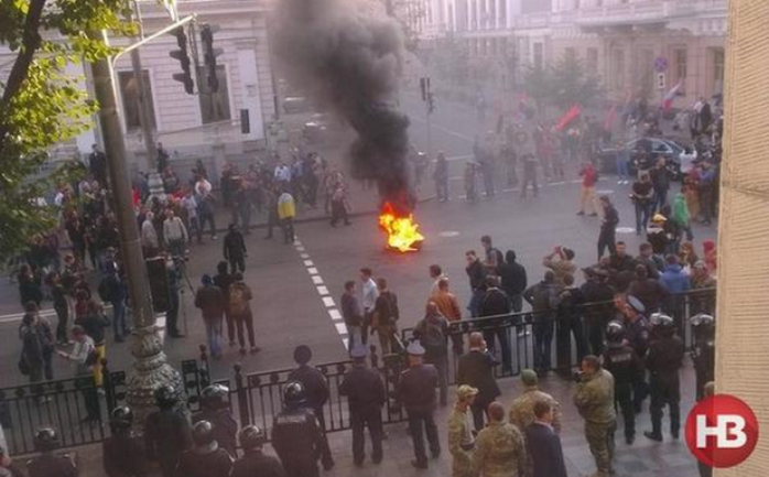 Các nhà hoạt động Maidan đốt lốp xe ngoài tòa nhà quốc hội Ukraine hôm 16-9. Ảnh: Twitter
