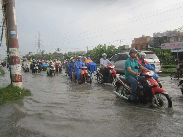 Nước ngập hơn nửa bánh xe trên đường Kha Vạn Cân (quận Thủ Ðức).
