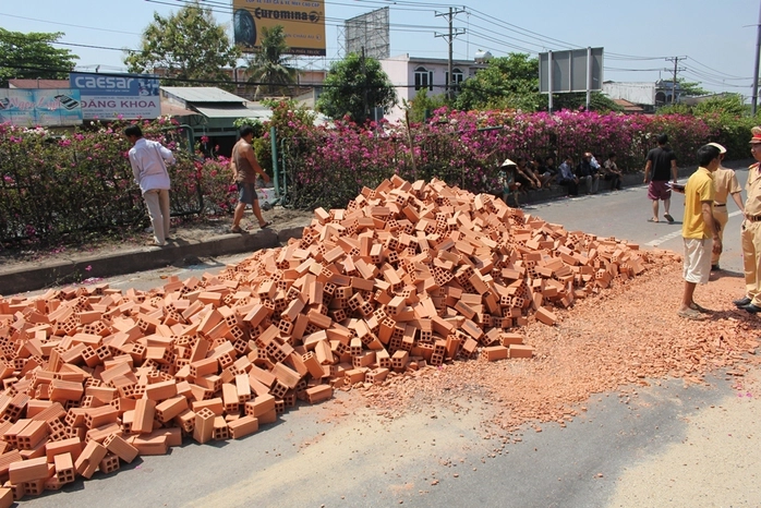 Gạch đổ tràn trên đường