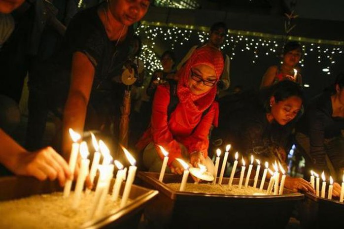 Thắp nến cầu nguyện cho các hành khách mất tích ở Kuala Lumpur. Ảnh: Reuters