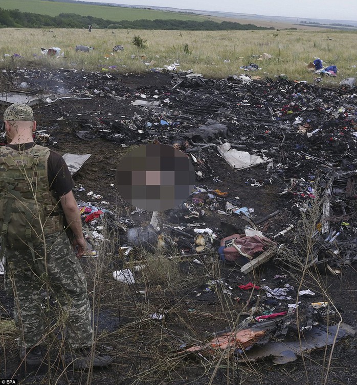 Thi thể hành khách trên chiếc máy bay MH17 lẫn trong đống đổ nát.