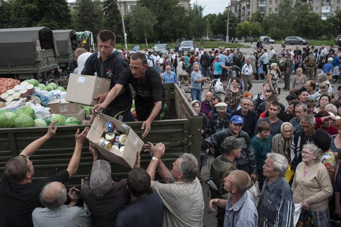 Người dân Slovyansk nhận lương thực từ chính phủ. Ảnh: AP