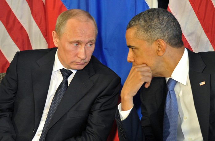 Khoảnh khắc thân thiện hiếm hoi giữa lãnh đạo hai nước Nga-Mỹ. Ảnh: EPA