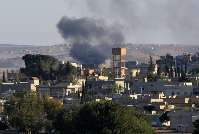 Đạn súng cối rơi trúng thị trấn Kobane. Ảnh: AP