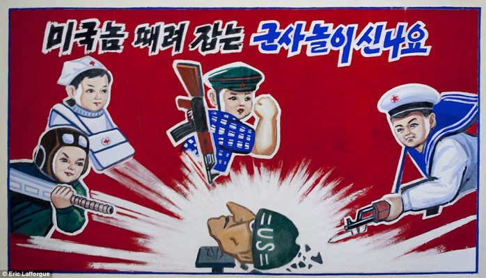 Những tấm áp phích mang khẩu hiệu giết người Mỹ được dán trong các trường học ở Triều Tiên. Ảnh: Daily Mail