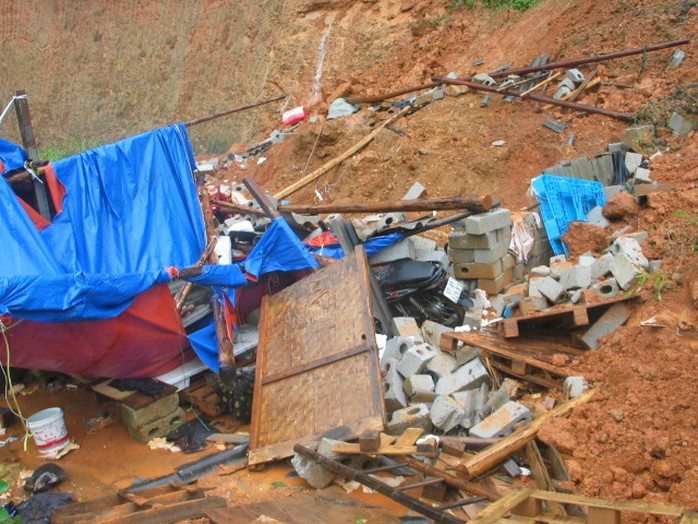 Hiện trường đau lòng vụ sạt lở đất ở tỉnh Lạng Sơn khiến 6 người chết. Ảnh: HÙNG TRÁNG